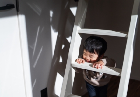 子供と階段写真