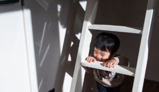 子供と階段写真