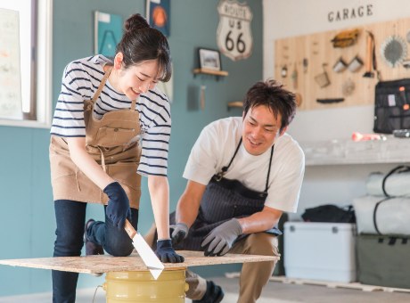 ガレージでDIYをする夫婦