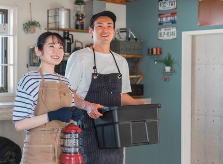 キャンプ道具を持つ夫婦