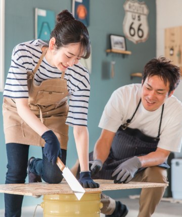 ガレージでDIYをする夫婦