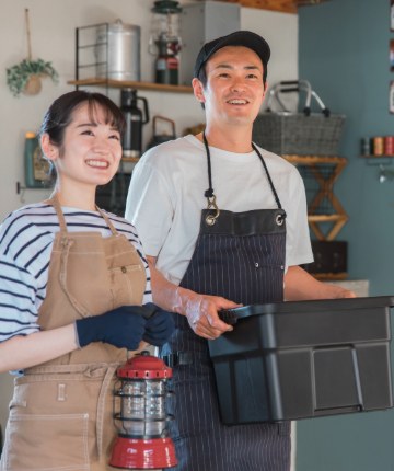 キャンプ道具を持つ夫婦