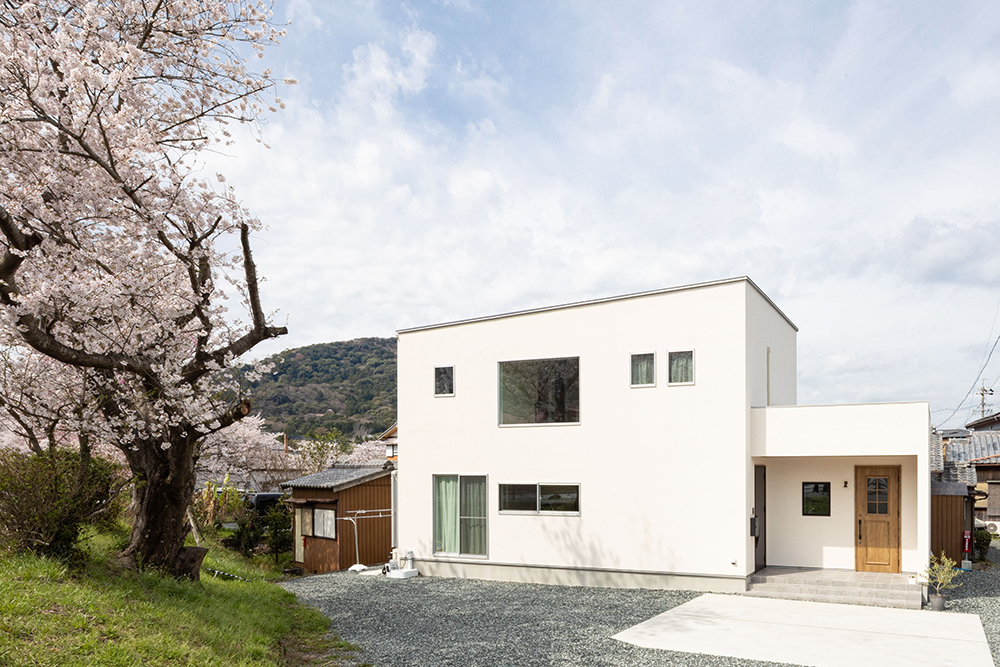 桜を臨む、プライベートサロンがある家 アイキャッチ