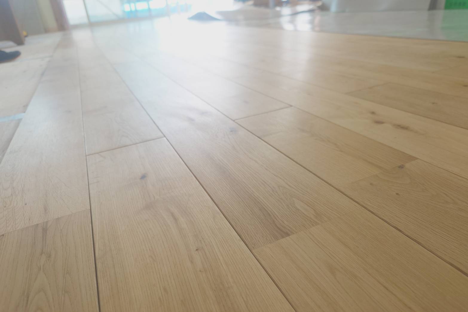 【無垢フローリング】オーク(ナラ)の無垢フローリングを施工中! アイキャッチ 【無垢フローリング】オーク(ナラ)の無垢フローリングを施工中! アイキャッチ